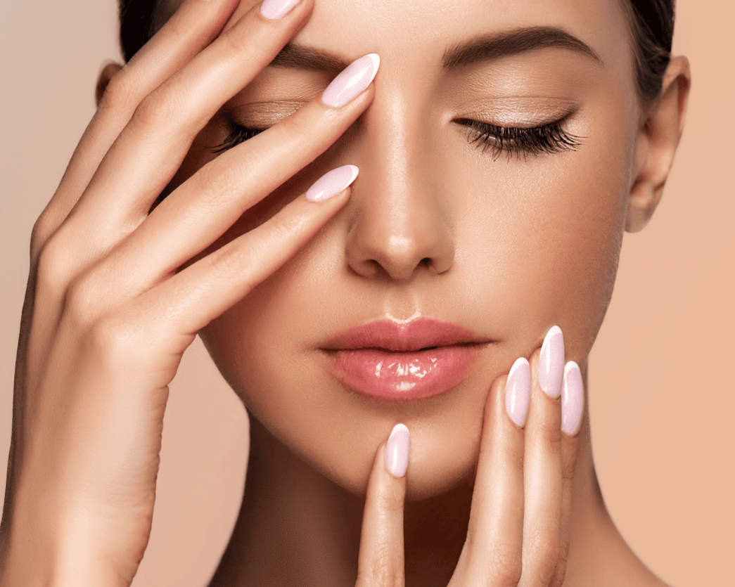 Model met verzorgde huid en nagels.